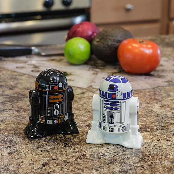 1f9d_sw_droid_salt_pepper_shaker_inuse