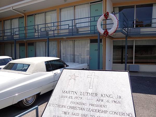 Exterior_of_Lorraine_Motel_with_Plaque_and_Wreath_Commemorating_Assassination_of_Martin_Luther_King_-_National_Civil_Rights_Museum_-_Downtown_Memphis_-_Tennessee.jpg