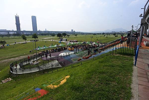 台北縣三重市大臺北都會公園：幸運草地景溜滑梯 (5).JPG