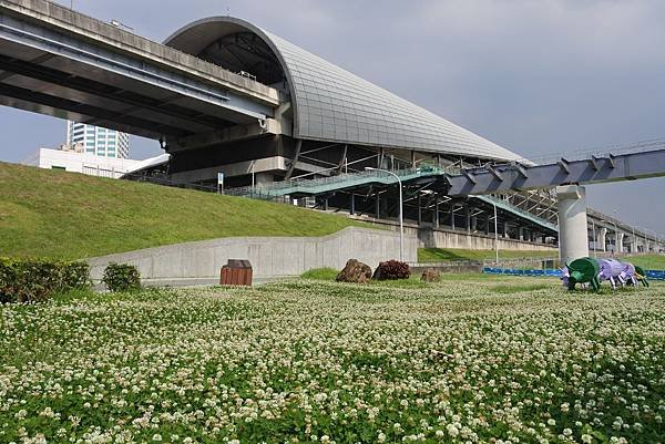 台北縣三重市大臺北都會公園：幸運草地景溜滑梯 (1).JPG