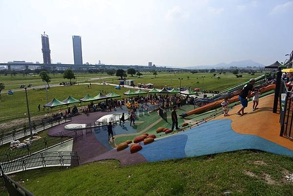 台北縣三重市大臺北都會公園：幸運草地景溜滑梯 (6).JPG