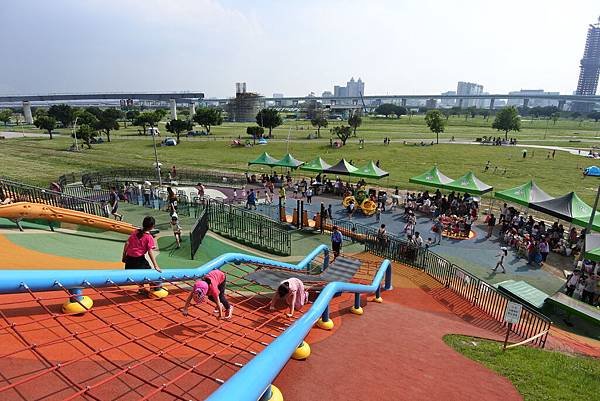 台北縣三重市大臺北都會公園：幸運草地景溜滑梯 (8).JPG