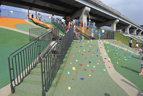 台北縣三重市大臺北都會公園：幸運草地景溜滑梯 (10).JPG