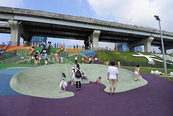 台北縣三重市大臺北都會公園：幸運草地景溜滑梯 (12).JPG