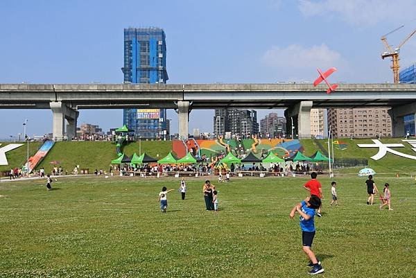 台北縣三重市大臺北都會公園：幸運草地景溜滑梯 (20).JPG