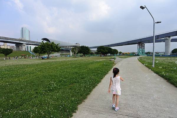 台北縣三重市大臺北都會公園：幸運草地景溜滑梯 (25).JPG