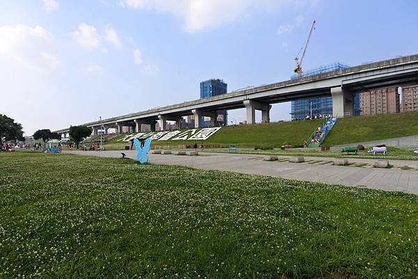 台北縣三重市大臺北都會公園：幸運草地景溜滑梯 (28).JPG