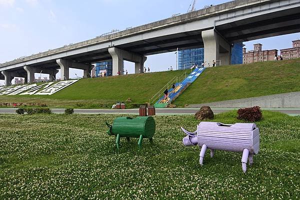 台北縣三重市大臺北都會公園：幸運草地景溜滑梯 (29).JPG