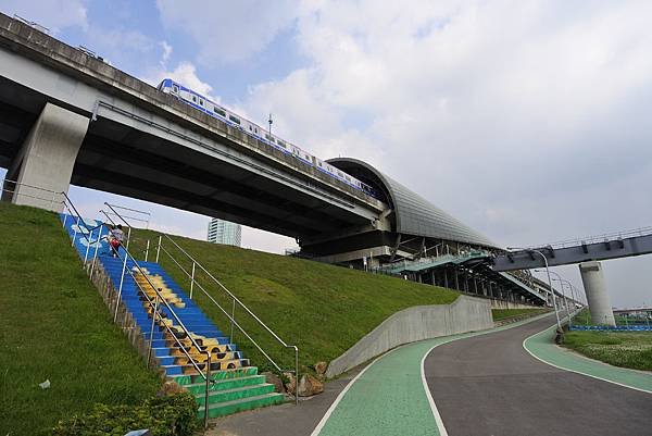 台北縣三重市大臺北都會公園：幸運草地景溜滑梯 (31).JPG