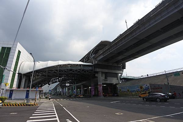 台北縣三重市大臺北都會公園：幸運草地景溜滑梯 (32).JPG