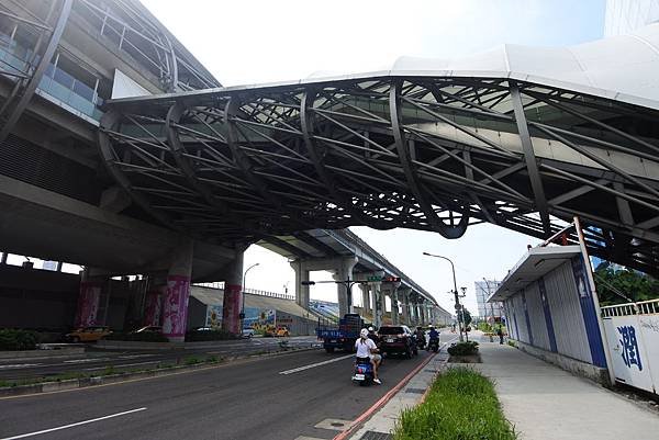 台北縣三重市大臺北都會公園：幸運草地景溜滑梯 (34).JPG