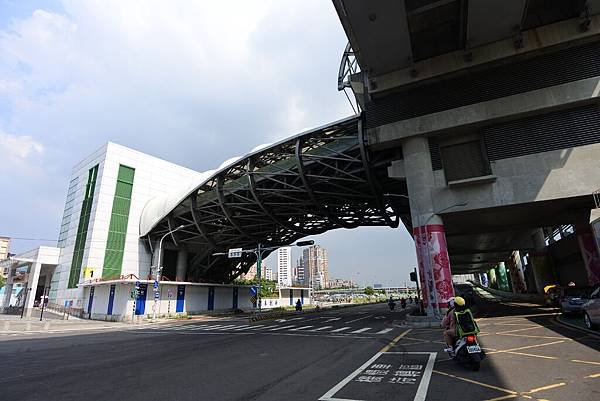 台北縣三重市大臺北都會公園：幸運草地景溜滑梯 (36).JPG