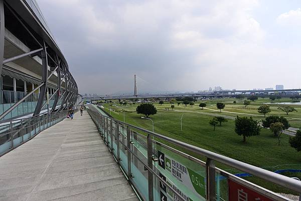 台北縣三重市大臺北都會公園：幸運草地景溜滑梯 (39).JPG