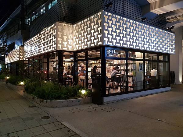 日本東京都中目黒 蔦屋書店 (25).jpg