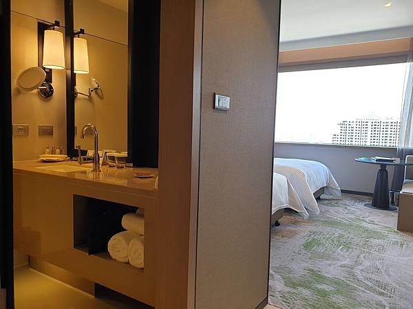 泰國曼谷Millennium Hilton Bangkok：TWIN PREMIUM ROOM (5).jpg