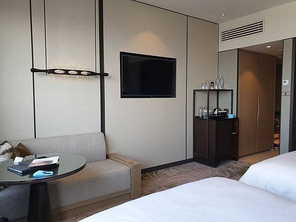 泰國曼谷Millennium Hilton Bangkok：TWIN PREMIUM ROOM (9).jpg