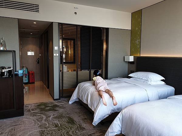 泰國曼谷Millennium Hilton Bangkok：TWIN PREMIUM ROOM (17).jpg