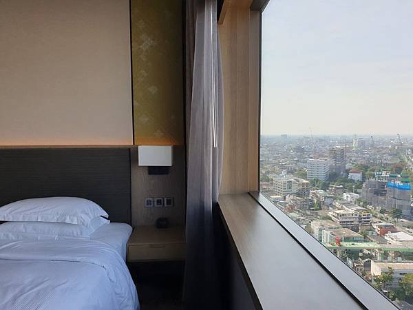 泰國曼谷Millennium Hilton Bangkok：TWIN PREMIUM ROOM (18).jpg