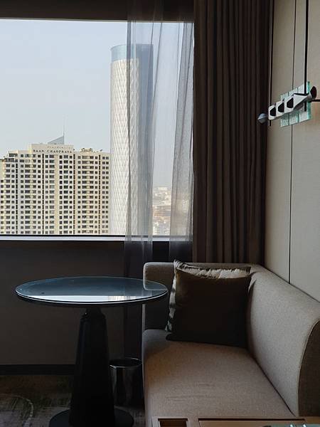 泰國曼谷Millennium Hilton Bangkok：TWIN PREMIUM ROOM (37).jpg