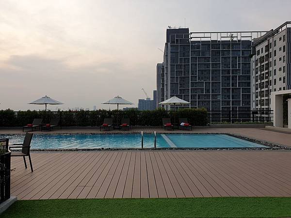 泰國曼谷AVANI Sukhumvit Bangkok：Swimming Pool (8).jpg