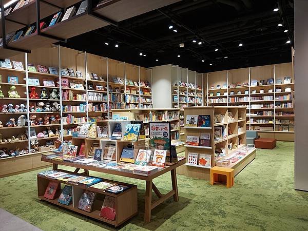 台北市TSUTAYA BOOKSTORE松山店 (4).jpg