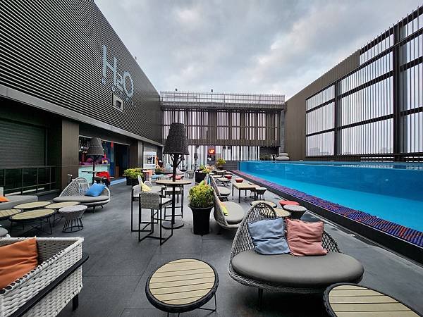 高雄市H₂O Hotel 水京棧國際酒店：頂樓游泳池 (8).jpg