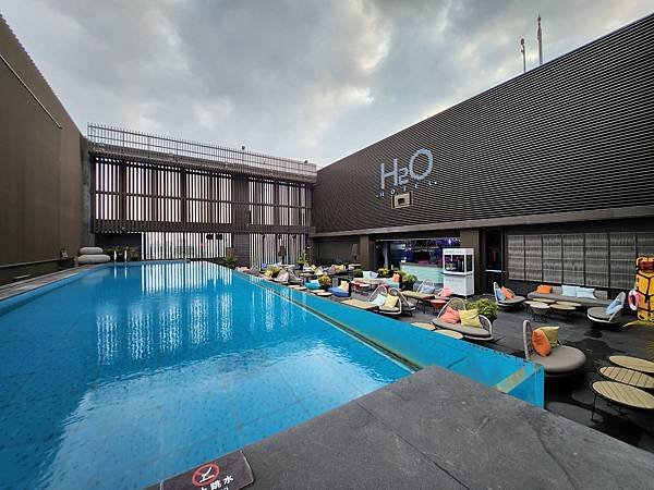 高雄市H₂O Hotel 水京棧國際酒店：頂樓游泳池 (16).jpg