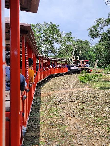 新竹縣關西鎮六福村主題遊樂園：蒸氣火車 (1).jpg