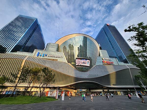 台北市Mitsui Shopping Park LaLaport 南港 (20).jpg