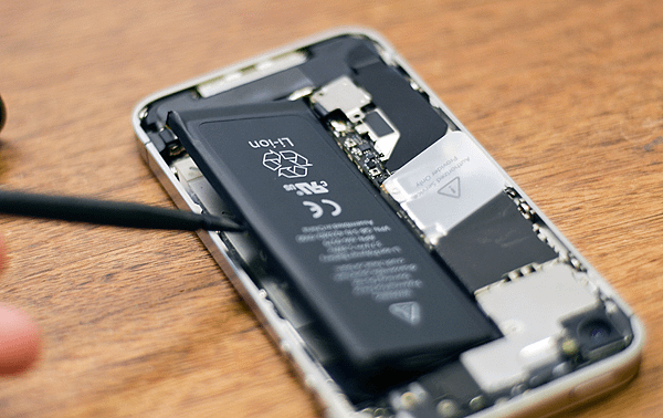 iphone-battery-remove-removal-get-out-getting-out