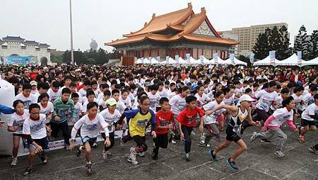 千名小學生齊聚中正紀念堂 冒雨低溫奮勇挑戰路跑賽 二