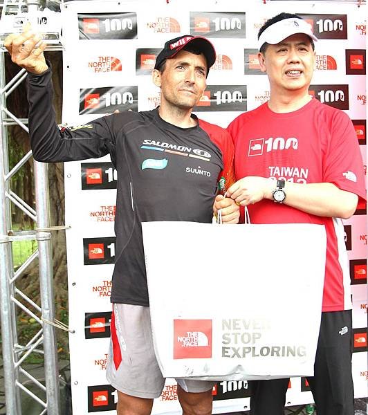 2012 THE NORTH FACE 100K 越野路跑賽冠軍-西班牙好手Miguel Heras接受星裕國際副總頒授獎牌