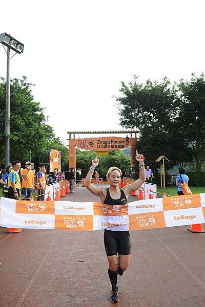 Mountain Hardwear 2012 Tough Runner越野路跑賽_女子組冠軍李筱瑜衝線-1