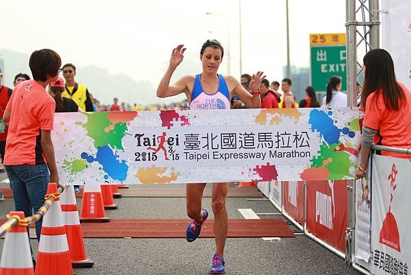 全馬女子組冠軍由來自紐西蘭的越野女王Ruth Charlotte Croft奪得(照片來源-路跑協會)