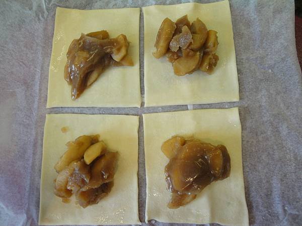 放上適量蘋果餡