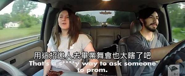 男友精心策畫的畢業驚喜，卻被不知情的女友吐槽到不行，你真的不會願意看見男友的當下表情...3