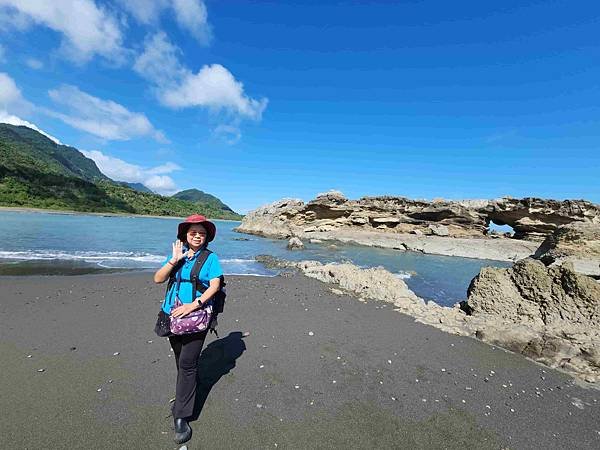 台東秘境景點「金樽陸連島貓洞」天然的貓咪海蝕洞