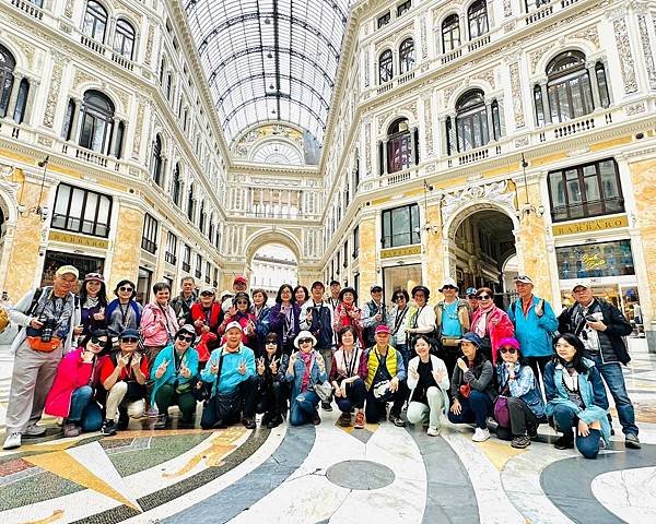 義大利全覽15天之旅(十一) 拿坡里翁貝托一世拱廊~~感受拿