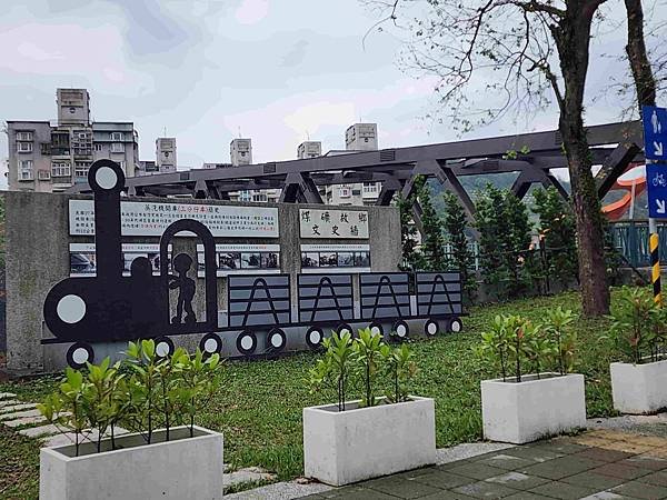 一秒跨越新北市、基隆市的五堵台鐵舊隧道自行車道