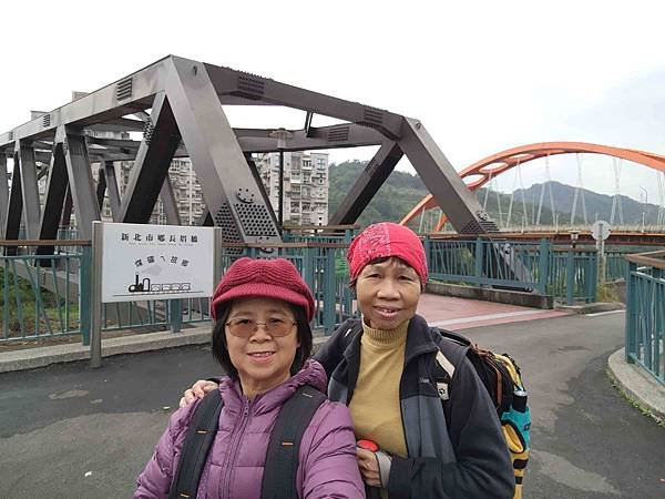 一秒跨越新北市、基隆市的五堵台鐵舊隧道自行車道
