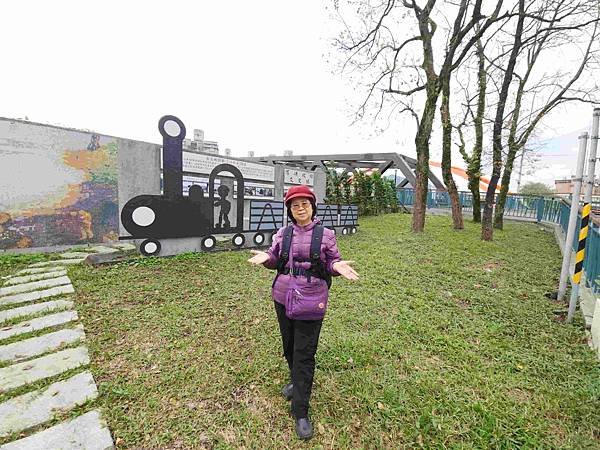 一秒跨越新北市、基隆市的五堵台鐵舊隧道自行車道
