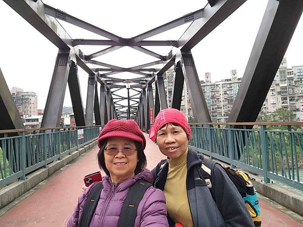 一秒跨越新北市、基隆市的五堵台鐵舊隧道自行車道