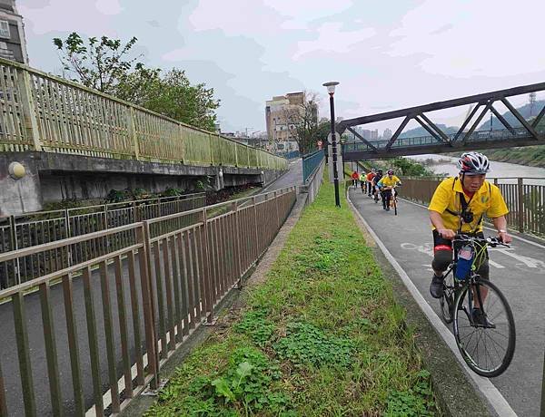 一秒跨越新北市、基隆市的五堵台鐵舊隧道自行車道