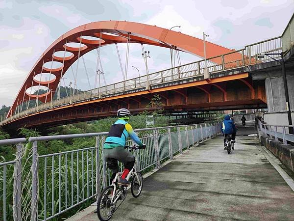一秒跨越新北市、基隆市的五堵台鐵舊隧道自行車道