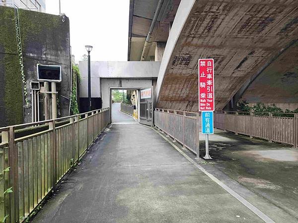 一秒跨越新北市、基隆市的五堵台鐵舊隧道自行車道