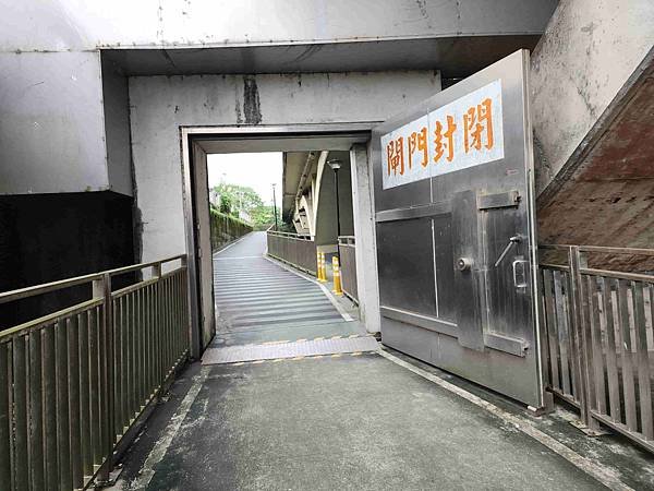 一秒跨越新北市、基隆市的五堵台鐵舊隧道自行車道