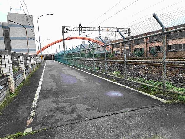 一秒跨越新北市、基隆市的五堵台鐵舊隧道自行車道