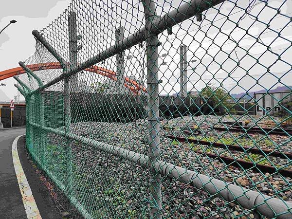 一秒跨越新北市、基隆市的五堵台鐵舊隧道自行車道
