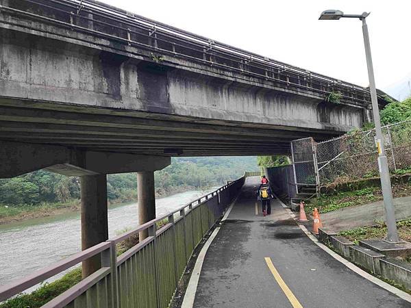 一秒跨越新北市、基隆市的五堵台鐵舊隧道自行車道