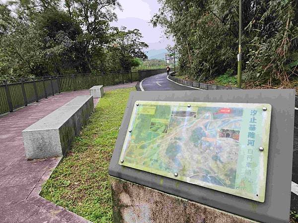 一秒跨越新北市、基隆市的五堵台鐵舊隧道自行車道